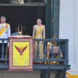 Le roi Rama X (Maha Vajiralongkorn) accompagné de sa femme la reine Suthida lors de son couronnement à Bangkok en Thaïlande. Les cérémonies et les festivités du week-end, qui ont coûté 31,4 millions de dollars, ont débuté samedi, lorsque le roi a placé la Grande couronne de victoire de 16 livres sur sa tête et a déclaré qu'il régnerait avec justice, le 6 mai 2019.