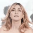 Julie Gayet dans le clip de "En mon coeur", en soutien à l'association Fondation des femmes. Le 2 avril 2020.