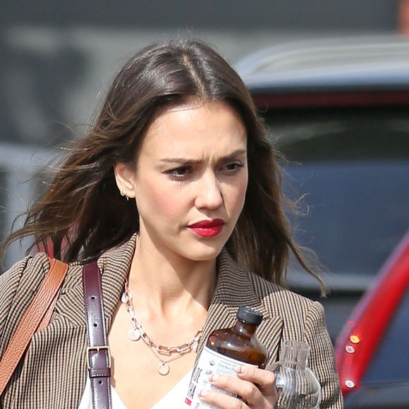 Jessica Alba à la sortie d'un rendez-vous chez Baby2Baby à Los Angeles le 6 mars 2020.