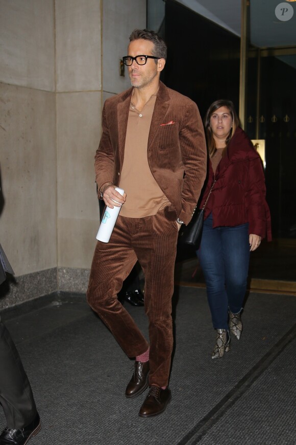 Exclusif - Ryan Reynolds porte un costume en velour marron à son arrivée à un évènement à New York, le 12 décembre 2019