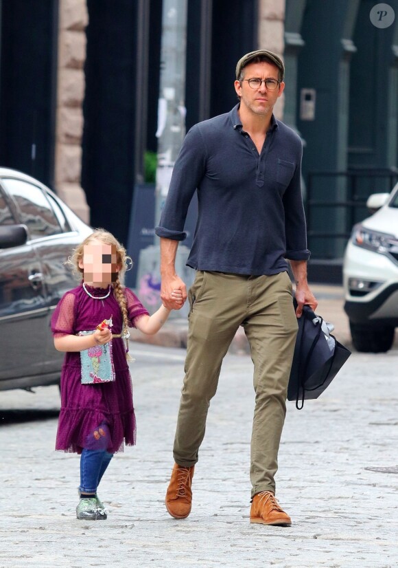 Ryan Reynolds se promène avec sa fille James dans les rues de New York. L'acteur a emmené sa fille dans le magasin 'Ever After', le 6 aout 2019.