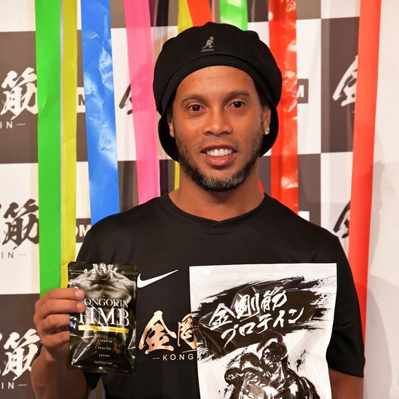 Le footballeur Ronaldinho en promotion pour la marque de complément nutritionnel "Kongokin" à l'hôtel Grand Hyatt à Tokyo. Le 28 mars 2018.