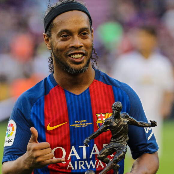 Ronaldinho participe au match de football des légendes avec le FC Barcelone contre Manchester United à Barcelone le 30 juin 2017.
