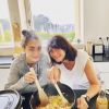 Estelle Denis cuisine le poulet au citron façon tajine de Cyril Lignac avec sa fille Victoire dans la cuisine de leur maison en Bretagne, où Estelle Denis et Raymond Domenech sont confinés avec leurs deux enfants. Le 8 avril 2020.