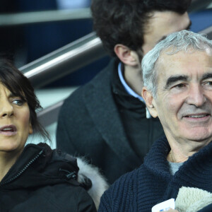 Estelle Denis et son compagnon Raymond Domenech dans les tribunes lors du match de quart de finale de la Coupe de Ligue opposant le Paris Saint-Germain à l'AS Saint-Etienne au Parc des Princes à Paris, France, le 8 janvier 2020. © Giancarlo Gorassini/Bestimage