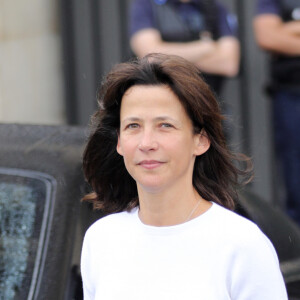 Sophie Marceau en jean et t-shirt et sans maquillage à la sortie de l'hôtel Crillon à Paris le 11 juin 2018