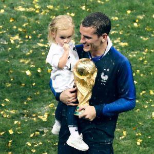 Antoine Griezmann avec la Coupe du monde et sa fille Mia lors de la finale de la Coupe du Monde de Football 2018 à Moscou, opposant la France à la Croatie à Moscou le 15 juillet 2018