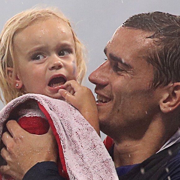 Antoine Griezmann avec sa fille Mia lors de la finale de la Coupe du Monde de Football 2018 à Moscou, opposant la France à la Croatie à Moscou le 15 juillet 2018