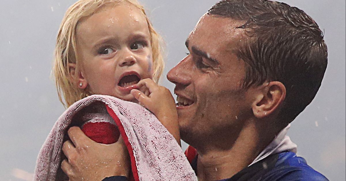 Antoine Griezmann avec sa fille Mia lors de la finale de la Coupe du