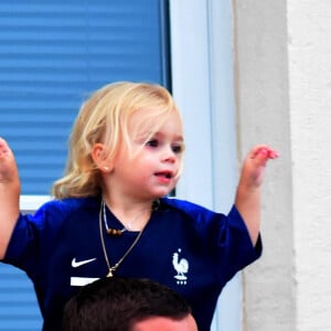 Antoine avec sa fille Mia - Antoine Griezmann venu remercier les supporters de sa ville natale de Mâcon, suite à la victoire de la coupe du monde de football 2018 le 20 juiilet 2018 © Romain Doucelin / Bestimage