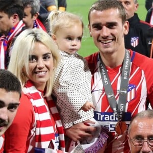 Antoine Griezmann en famille, avec son frère Théo, sa femme Erika Choperena, sa fille Mia, son père Alain et sa mère Isabelle après la finale de la Ligue Europa, l'Olympique de Marseille contre l'Atlético de Madrid au stade Groupama à Decines-Charpieu banlieue de Lyon, France, le 16 mai 2018. L'Atlético de Madrid a gagné 3-0. © Cyril Moreau/Bestimage -