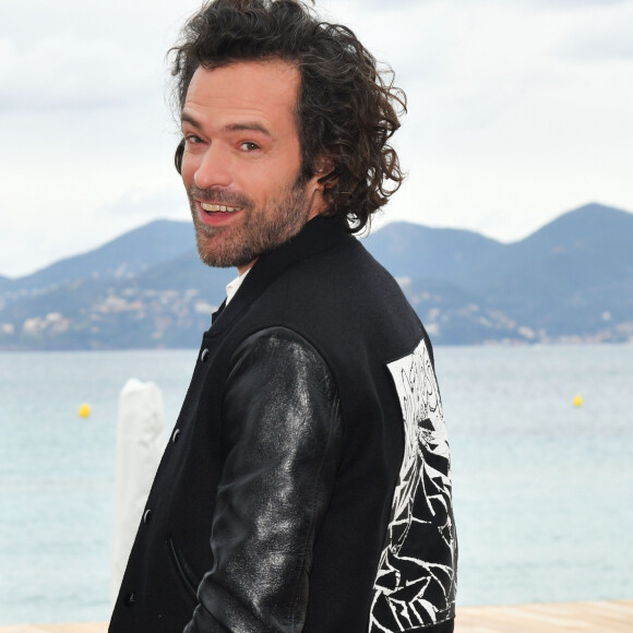 Romain Duris - Les acteurs de la série "Vernon Subutex" posent lors du festival Canneseries à Cannes le 6 avril 2019. © Bruno Bebert/Bestimage