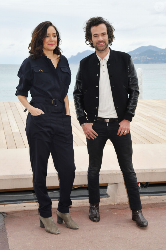 Cathy Verney et Romain Duris - Les acteurs de la série "Vernon Subutex" posent lors du festival Canneseries à Cannes le 6 avril 2019. © Bruno Bebert/Bestimage