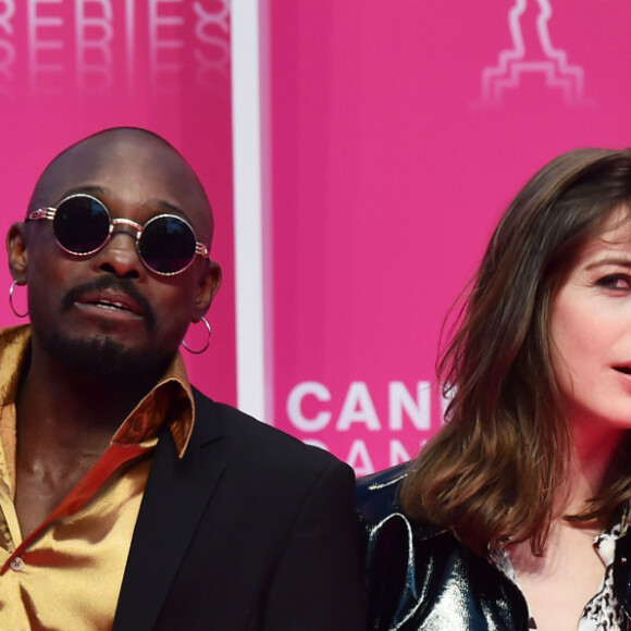 Cathy Verney, Athaya Mokonzi, Flora Fischbach et Romain Duris au photocall de la soirée d'ouverture de la 2ème édition du "Canneseries" au palais des Festivals à Cannes, France, le 5 avril 2019. © Bruno Bébert/Bestimage