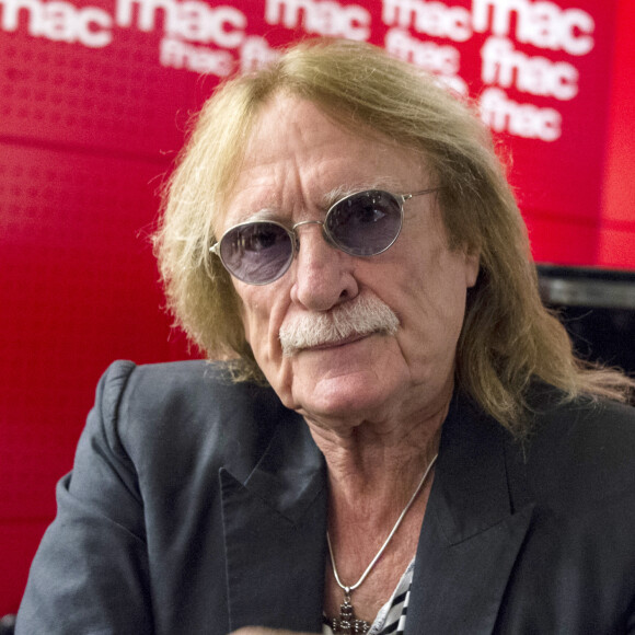 Exclusif - Le chanteur Christophe en showcase-dédicace à la Fnac Saint-Lazare à Paris, pour la sortie de son nouvel album "Les vestiges du Chaos". Le 15 avril 2016 © Pierre Perusseau / Bestimage