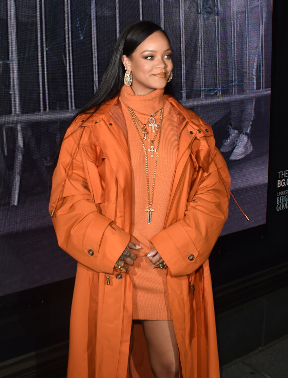 Rihanna arrive chez Bergdorf Goodman pour un lancement de sa marque Fenty à New York le 7 février 2020.