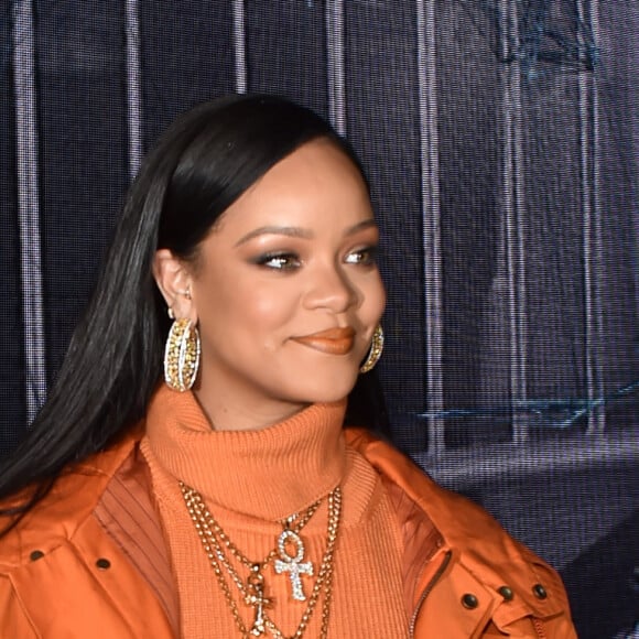 Rihanna arrive chez Bergdorf Goodman pour un lancement de sa marque Fenty à New York le 7 février 2020.