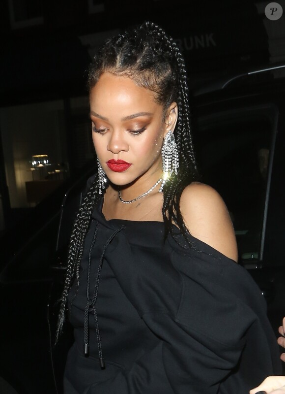 La chanteuse Rihanna à la sortie du Chiltern Firehouse après la soirée des BAFTA Awards 2020 à Londres. Le 2 février 2020.