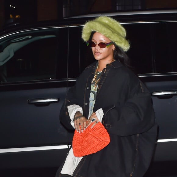 Rihanna sort d'une voiture à New York le 8 février 2020.