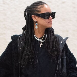 Exclusif - Rihanna arrive à l'aéroport JFK de New York avec une valise transparente, le 16 janvier 2020.