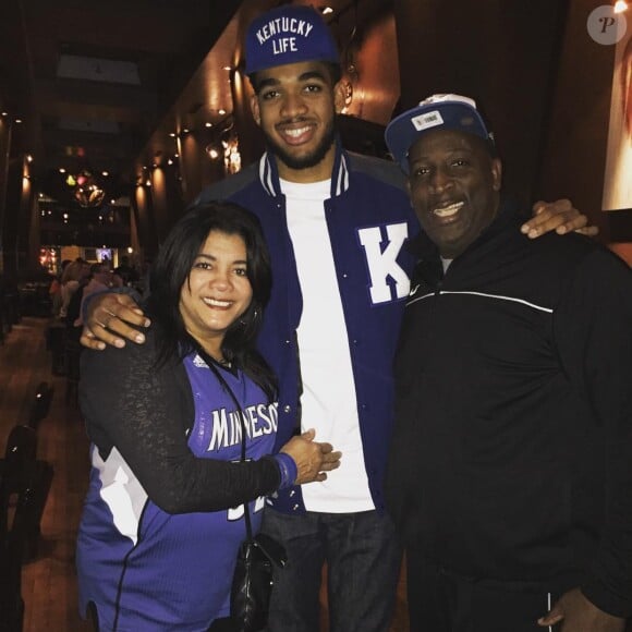Karl-Anthony Towns entre ses parents Jacqueline et Karl, photo Instagram en 2015. La mère de la star de la NBA, Jacqueline, est morte le 13 avril 2020 à l'âge de 59 ans des suites du coronavirus.