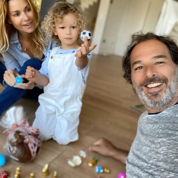 Ingrid Chauvin avec son fils Tom et son mari Thierry Peythieu, pour Pâques. Instagram, le 12 avril 2020.