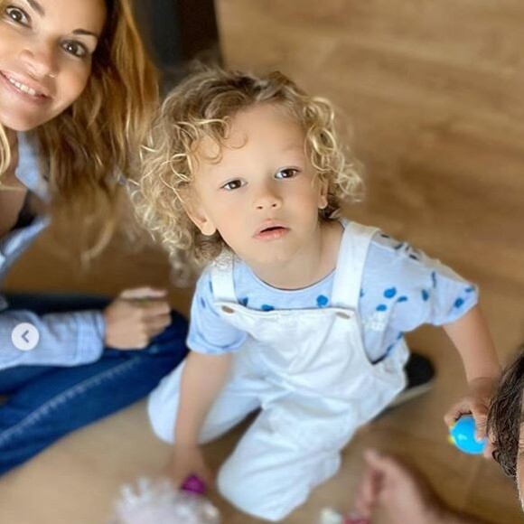 Ingrid Chauvin avec son fils Tom et son mari Thierry Peythieu, pour Pâques. Instagram, le 12 avril 2020.