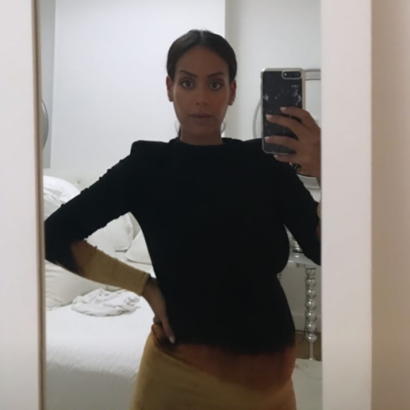 Amel Bent a publié dans sa story Instagram du mardi 14 avril 2020 des photos de sa deuxième grossesse.