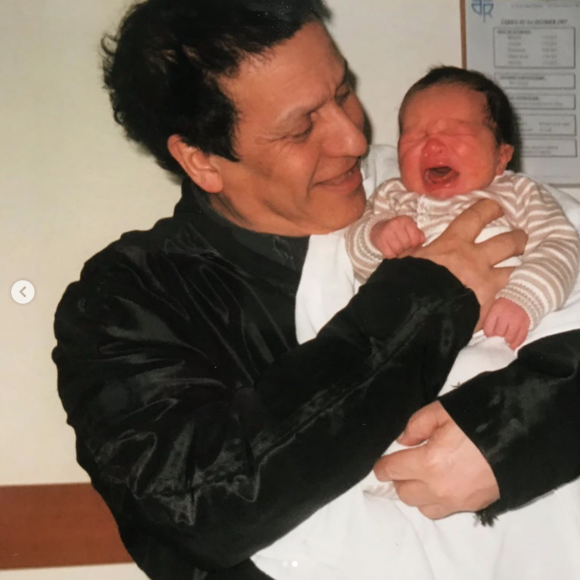 Omer, le fils de Farida Khelfa et Henri Seydoux (bébé dans les bras du défunt Azzedine Alaïa), a eu 22 ans le 16 avril 2020.