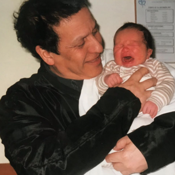 Omer, le fils de Farida Khelfa et Henri Seydoux (bébé dans les bras du défunt Azzedine Alaïa), a eu 22 ans le 16 avril 2020.