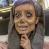 Sahar Tabar, une jeune fan iranienne, fait tout pour ressembler à Angelina Jolie. Selon la presse, elle aurait subi jusqu'à 50 opérations de chirurgie esthétique. (novembre 2017)