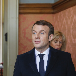 Le président de la république Emmanuel Macron et la Première Dame Brigitte Macron votent à la mairie du Touquet pour le premier tour des élections municipales le 15 mars 2020. © Pascal Rossignol / Pool / Bestimage