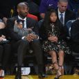 Kobe Bryant avec ses filles Natalia Diamante Bryant, Gianna Maria-Onore Bryant, Bianka Bella Bryant et sa femme Vanessa Bryant - Les célébrités assistent au match de basket des Lakers à Los Angeles, le 19 décembre 2017.