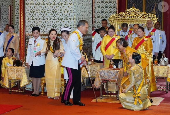 Le roi Rama X (Maha Vajiralongkorn) accompagné de sa femme la reine Suthida lors de son couronnement à Bangkok en Thaïlande. Les cérémonies et les festivités du week-end, qui ont coûté 31,4 millions de dollars, ont débuté samedi, lorsque le roi a placé la Grande couronne de victoire de 16 livres sur sa tête et a déclaré qu'il régnerait avec justice, le 6 mai 2019.