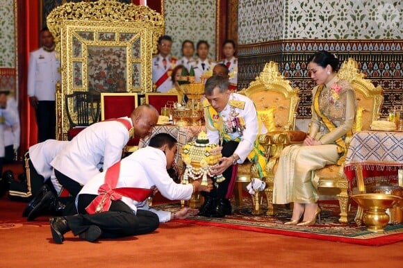Le roi Rama X (Maha Vajiralongkorn) accompagné de sa femme la reine Suthida lors de son couronnement à Bangkok en Thaïlande. Les cérémonies et les festivités du week-end, qui ont coûté 31,4 millions de dollars, ont débuté samedi, lorsque le roi a placé la Grande couronne de victoire de 16 livres sur sa tête et a déclaré qu'il régnerait avec justice, le 6 mai 2019.