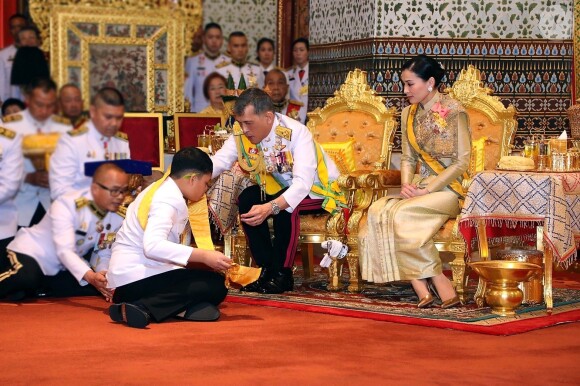 Le roi Rama X (Maha Vajiralongkorn) accompagné de sa femme la reine Suthida lors de son couronnement à Bangkok en Thaïlande. Les cérémonies et les festivités du week-end, qui ont coûté 31,4 millions de dollars, ont débuté samedi, lorsque le roi a placé la Grande couronne de victoire de 16 livres sur sa tête et a déclaré qu'il régnerait avec justice, le 6 mai 2019.