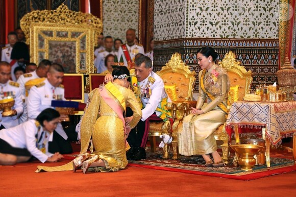 Le roi Rama X (Maha Vajiralongkorn) accompagné de sa femme la reine Suthida lors de son couronnement à Bangkok en Thaïlande. Les cérémonies et les festivités du week-end, qui ont coûté 31,4 millions de dollars, ont débuté samedi, lorsque le roi a placé la Grande couronne de victoire de 16 livres sur sa tête et a déclaré qu'il régnerait avec justice, le 6 mai 2019.