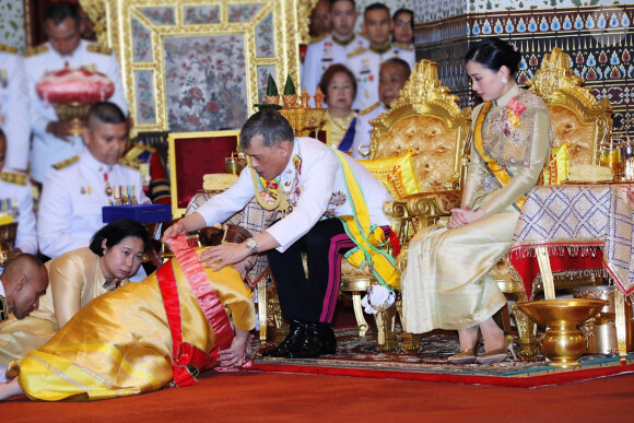 Le roi Rama X (Maha Vajiralongkorn) accompagné de sa femme la reine Suthida lors de son couronnement à Bangkok en Thaïlande. Les cérémonies et les festivités du week-end, qui ont coûté 31,4 millions de dollars, ont débuté samedi, lorsque le roi a placé la Grande couronne de victoire de 16 livres sur sa tête et a déclaré qu'il régnerait avec justice, le 6 mai 2019.