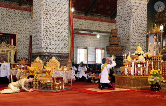 Le roi Rama X (Maha Vajiralongkorn) accompagné de sa femme la reine Suthida lors de son couronnement à Bangkok en Thaïlande. Les cérémonies et les festivités du week-end, qui ont coûté 31,4 millions de dollars, ont débuté samedi, lorsque le roi a placé la Grande couronne de victoire de 16 livres sur sa tête et a déclaré qu'il régnerait avec justice, le 6 mai 2019.