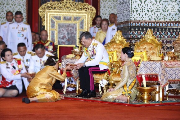 Le roi Rama X (Maha Vajiralongkorn) accompagné de sa femme la reine Suthida lors de son couronnement à Bangkok en Thaïlande. Les cérémonies et les festivités du week-end, qui ont coûté 31,4 millions de dollars, ont débuté samedi, lorsque le roi a placé la Grande couronne de victoire de 16 livres sur sa tête et a déclaré qu'il régnerait avec justice, le 6 mai 2019.