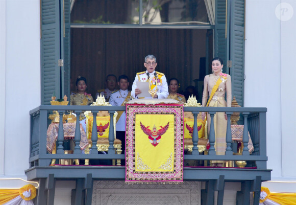 Le roi Rama X (Maha Vajiralongkorn) accompagné de sa femme la reine Suthida lors de son couronnement à Bangkok en Thaïlande. Les cérémonies et les festivités du week-end, qui ont coûté 31,4 millions de dollars, ont débuté samedi, lorsque le roi a placé la Grande couronne de victoire de 16 livres sur sa tête et a déclaré qu'il régnerait avec justice, le 6 mai 2019.