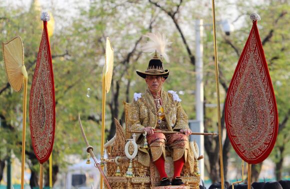 Des milliers de Thaïlandais ont assisté à la parade d'hommage Parade d'hommage au Rama X, (roi Maha Vajiralongkorn - de 66 ans), transporté dans un palanquin doré porté à dos d'hommes, à Bangkok, Thaïlande, le 5 mai 2019. Un millier de militaires en costumes traditionnels ont défilé autour du roi.