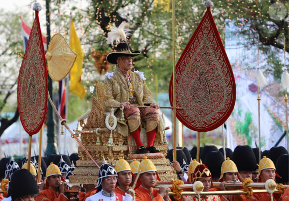 Des milliers de Thaïlandais ont assisté à la parade d'hommage Parade d'hommage au Rama X, (roi Maha Vajiralongkorn - de 66 ans), transporté dans un palanquin doré porté à dos d'hommes, à Bangkok, Thaïlande, le 5 mai 2019.