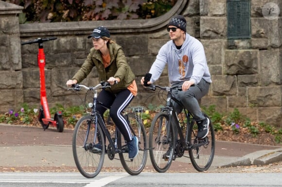 Exclusif - Chris Pratt et sa femme Katherine Schwarzenegger font du vélo en amoureux dans le quartier de Piedmont Park à Atlanta, le 22 novembre 2019.