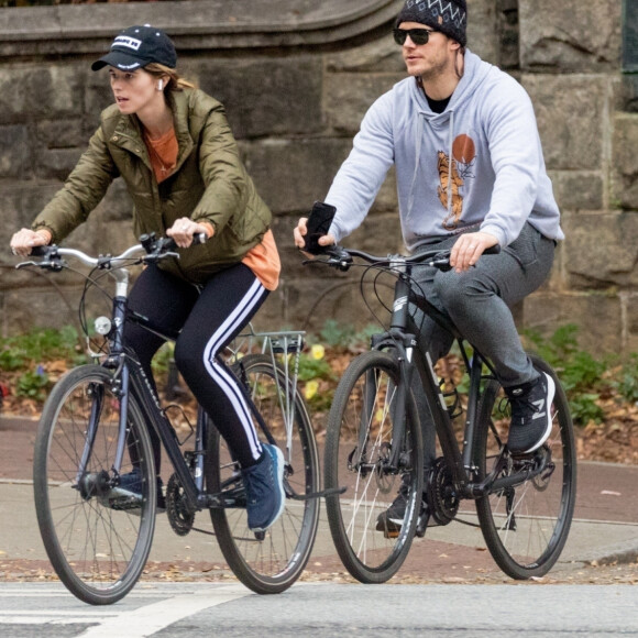 Exclusif - Chris Pratt et sa femme Katherine Schwarzenegger font du vélo en amoureux dans le quartier de Piedmont Park à Atlanta, le 22 novembre 2019.