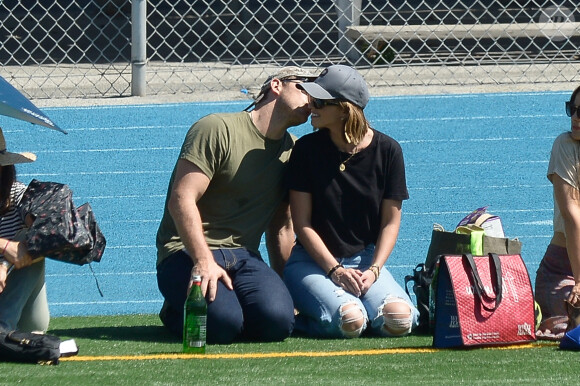 Exclusif - Chris Pratt et sa femme Katherine Schwarzenegger, en amoureux, ont encouragé Jack, le fils de Chris, lors de son match de football à Los Angeles le 22 septembre 2019.