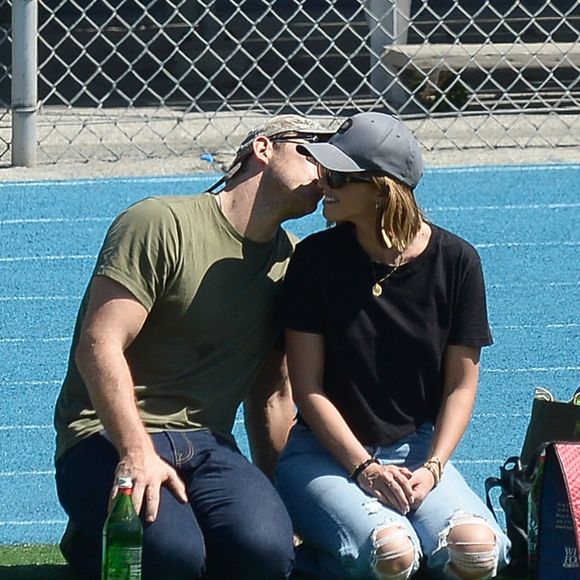 Exclusif - Chris Pratt et sa femme Katherine Schwarzenegger, en amoureux, ont encouragé Jack, le fils de Chris, lors de son match de football à Los Angeles le 22 septembre 2019.