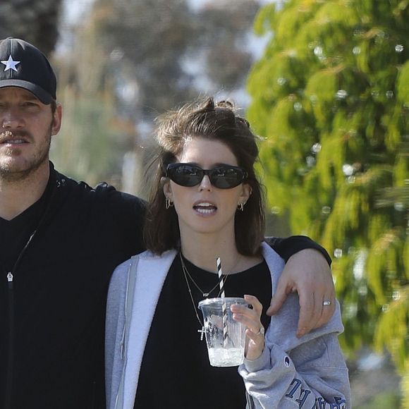 Chris Pratt et sa femme Katherine Schwarzenegger se baladent en amoureux dans le quartier de Brentwood à Los Angeles, le 5 février 2020.