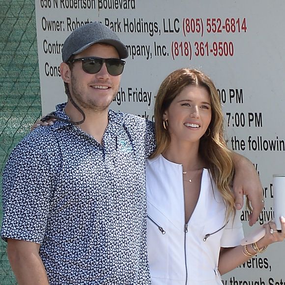 Chris Pratt et sa femme Katherine Schwarzenegger se promènent bras dessus bras dessous dans les rues de Los Angeles, le 29 juillet 2019.