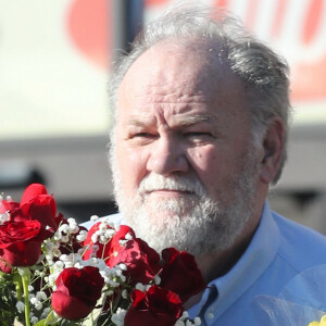 Exclusif - Thomas Markle (le père de Meghan) achète deux douzaines de roses et trois boîtes de chocolats à Los Angeles, le 13 février 2020.